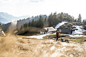 Wanderer an der Kohleralm am Zwiesel, Gemeinde Schneizlreuth, Bad Reichenhall, Chiemgauer Alpen, Oberbayern, Bayern, Deutschland