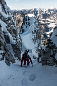 Bergsteiger bei Ski-und Klettertour auf der steilen Nordseite des Rauschbergs im Winter, Ruhpolding, Chiemgauer Alpen, Oberbayern, Bayern, Deutschland