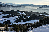 Blick auf Chiemgauer Alpen und ins Inntal im Winter vom Spitzsteinhaus aus, bei Brannenburg, Oberbayern, Bayern, Deutschland