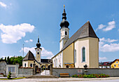 Pfarrkirche St. Margareta mit Denkmal Franz Xaver Gruber in Berndorf bei Salzburg, Salzburger Land, Österreich
