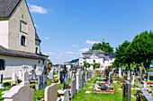 Stiftspfarrkirche St. Michael mit Friedhof und Laurentiuskirche und Schloss Mattsee in Mattsee, Salzburger Land, Österreich