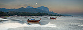Vor Sonnenaufgang liegen Longtailboats bei Ebbe am Hafen beim Sivalai Beach, Insel Koh Mook, Provinz Satun, Südthailand, Thailand, Asien