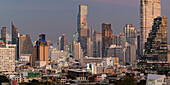 Panorama von der Ausichtsplattform des Iconsiam auf die Hochhäuser, Hotels und das Bankenviertel Bang Rak, Skyline von Bangkok, Thailand, Asien