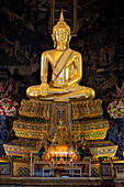  Golden Buddha statue, Bhumispara-mudra, Buddha Gautama at the moment of enlightenment, Wat Worawihan, Wat Prayurawongsawas Worawihan, Bangkok, Thailand, Asia 