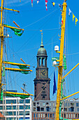 Der Turm der Hauptkirche Sank Michaelis, Michel, zwischen den Masten eines Segelschiffes, St.Pauli, Hamburg, Deutschland
