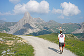 Wanderer auf Wanderweg mit Ausblick auf den Rocca la Meja, Cottische Alpen, im Mairatal (Valle Maira), Provinz Cuneo, Westalpen, Piemont, Italien
