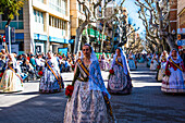 Einheimische Frauen in Tracht am Frühlingsfest 'Fallas' mit Umzug und Blumengabe an Maria, Kirchplatz, Denia, Provinz Alicante, Spanien