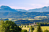 Wallfahrtskirche St. Marinus und Anianus und Kapelle St. Vitus in Wilparting mit Blick auf das Mangfallgebirge, Oberbayern, Bayern, Deutschland