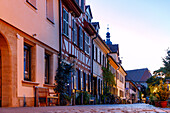 Schiffstraße mit historischen Hugenottenhäusern und Blick auf Altstädter Kirche im Abendlicht in Erlangen, Mittelfranken, Franken, Bayern, Deutschland