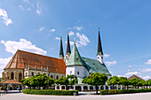 Papst-Benedikt-Platz mit Gnadenkapelle und Stiftspfarrkirche St. Philipp und Jakob in Altötting, Oberbayern, Bayern, Deutschland