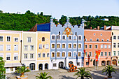  Town square with historic town hall and monument commemorating the 1000th anniversary in the old town of Burghausen, Upper Bavaria, Bavaria, Germany 