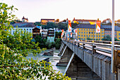 Altstadt an der Salzach mit Alter Brücke über die Salzach und weltlängster Burg im Abendlicht in Burghausen, Oberbayern, Bayern, Deutschland