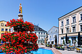  Market square with market fountain and houses in the Inn-Salzach style, Restaurant Hardthaus, in Markt Kraiburg, Inn-Salzach region, Upper Bavaria, Bavaria, Germany 