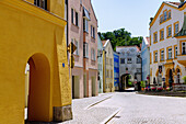  Market square with Inn-Salzach-style houses and Trostberger Gate in Markt Kraiburg, Inn-Salzach region, Upper Bavaria, Bavaria, Germany 