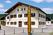  Benedict Column and birthplace of Pope Benedict XIV at the market square in Marktl, Upper Bavaria, Bavaria, Germany 