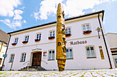  Benedict Column and town hall with local history museum on the market square in Marktl, Upper Bavaria, Bavaria, Germany 