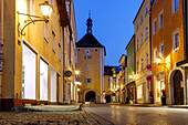 Oberes Tor, Salzburgtor, und Schlossstraße in der Altstadt von Laufen an der Salzach im Berchtesgadener Land in Oberbayern, Bayern, Deutschland im Abendlicht