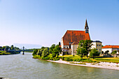 Blick von Oberndorf bei Salzburg in Österreich auf die Stadt Laufen an der Salzach mit Salzachschleife und Stiftskirche Mariä Himmelfahrt und Länderbrücke in Oberbayern, Bayern, Deutschland