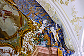 Stuckdetail mit Putten, Girlanden, Blumen und Vorhang zum Hauptaltar im Innenraum der Klosterkirche St. Georg des Zisterzienserkloster Raitenhaslach bei Burghausen, Oberbayern, Bayern, Deutschland