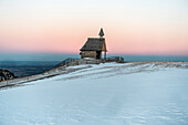 Kapelle an der Steinlingalm unterhalb der Kampenwand im Winter,  Aschau im Chiemgau, Chiemgauer Alpen, Oberbayern, Bayern, Deutschland