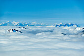 Blick auf Ammergauer und Allgäuer Alpen mit Nebel im Tal, vom Wallberg, Bayerische Alpen, Oberbayern, Bayern, Deutschland