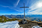  Summit cross of the Köglhörndl with view of the Inn Valley, Köglhörndl, Brandenberg Alps, Tyrol, Austria 
