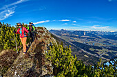 Drei Personen wandern am Hundsalmjoch, mit Blick auf Inntal, vom Hundsalmjoch, Brandenberger Alpen, Tirol, Österreich