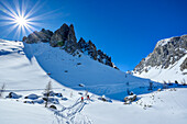  Two people on ski tour ascending to Felskarspitze, Felskarspitze, Niedere Tauern, Salzburg, Austria 