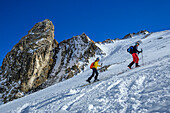 Two people on ski tour ascending to Felskarspitze, Felskarspitze, Niedere Tauern, Salzburg, Austria 