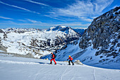  Two people on ski tour ascending to the Kleiner Mosermandl, Kleiner Mosermandl, Niedere Tauern, Salzburg, Austria 