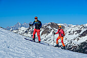  Two people on ski tour ascending to Viertleck, Dachstein in the background, Viertleck, Lower Tauern, Salzburg, Austria 