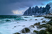Wilde Meeresbrandung mit Okshorn im Hintergrund, Tungeneset, Senja, Troms, Norwegen