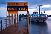 Boutique-Flusskreuzfahrtschiff MS Thurgau Saxonia (Thurgau Travel) liegt in der Abenddämmerung am Pier am Tegeler See, Berlin Tegel, Berlin, Deutschland, Europa