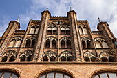 Fassade eines historischen Gebäudes am Alten Markt in der Altstadt, Stralsund, Mecklenburg-Vorpommern, Deutschland