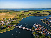 Luftaufnahme der Peenebrücke, einer kombinierten Straßen- und Eisenbahn-Klappbrücke über den Fluss Peene, Wolgast, Mecklenburg-Vorpommern, Deutschland