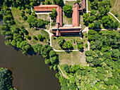 Luftaufnahme des Klosters Chorin und Parklandschaft mit See, Chorin Sandkrug, Brandenburg, Deutschland