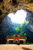 Tempel in einer Tropfsteinhöhle, Phraya Nakhon Höhle, Nationalpark Khao Sam Roi Yot, Hua Hin, Prachuap Khiri Khan, Thailand