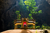Tempel in einer Tropfsteinhöhle, Phraya Nakhon Höhle, Nationalpark Khao Sam Roi Yot, Hua Hin, Prachuap Khiri Khan, Thailand