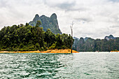  Lake with jungle and rainforest and steep mountains, Cheow Lan Lake, Khao Sok National Park, Phang Nga, Surat Thani, Thailand 