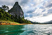  Lake with jungle and rainforest and steep mountains, Cheow Lan Lake, Khao Sok National Park, Phang Nga, Surat Thani, Thailand 