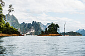  Lake with jungle and rainforest and steep mountains, Cheow Lan Lake, Khao Sok National Park, Phang Nga, Surat Thani, Thailand 