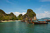 Longtailboote in der Bucht vor Sandstrand und Felsen, Koh Hong, Hong Island, Thanbok Khoranee Nationalpark, Krabi, Andamanensee, Thailand