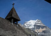 Glockenturm der Kirche in Mürren, Jungfrau-Gipfel im Hintergrund, Mürren, Lauterbrunnen, Berner Oberland, Kanton Bern, Schweiz