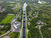 Luftaufnahme Boutique-Kreuzfahrtschiff MV Lord of the Highlands an der Schleuse Neptune's Staircase, Caledonian Canal, Banavie, Highland Council, Schottland, Vereinigtes Königreich, Europa