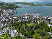 Luftaufnahme von McCaig's Tower (oder McCaig's Folly) und Stadt mit Hafen, Oban, Argyll and Bute Council, Schottland, Vereinigtes Königreich, Europa