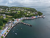 Boutique-Kreuzfahrtschiff MV Lord of the Highlands (Thurgau Travel) am Tobermory Pier, bunte Häuser, Hafen Tobermory, Isle of Mull, Argyll and Bute Council, Schottland, Vereinigtes Königreich, Europa