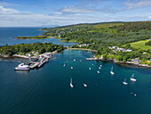 Luftaufnahme Boutique-Kreuzfahrtschiff MV Lord of the Highlands (Thurgau Travel) am Armadale Pier, Segelboote, Isle of Skye, Highland Council, Schottland, Vereinigtes Königreich, Europa