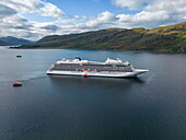 Luftaufnahme des Kreuzfahrtschiffs Viking Vela (Viking Cruises) vor Anker in Loch Broom, Ullapool, Highland Council, Schottland, Vereinigtes Königreich, Europa