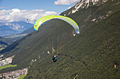 Mit Paragleiter fliegen im Stubaital, Tirol, Österreich