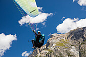 Mit Paragleiter fliegen im Stubaital, Tirol, Österreich